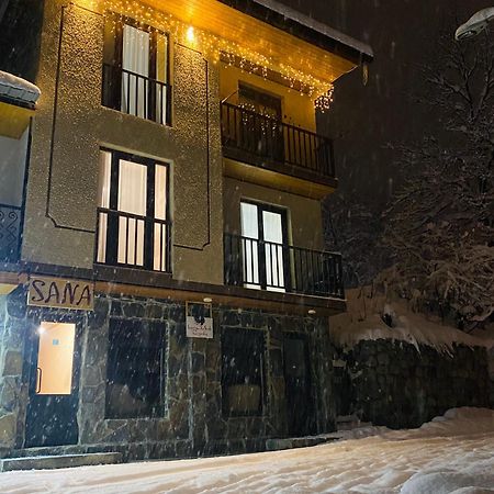 Sana Guest House Местия Екстериор снимка